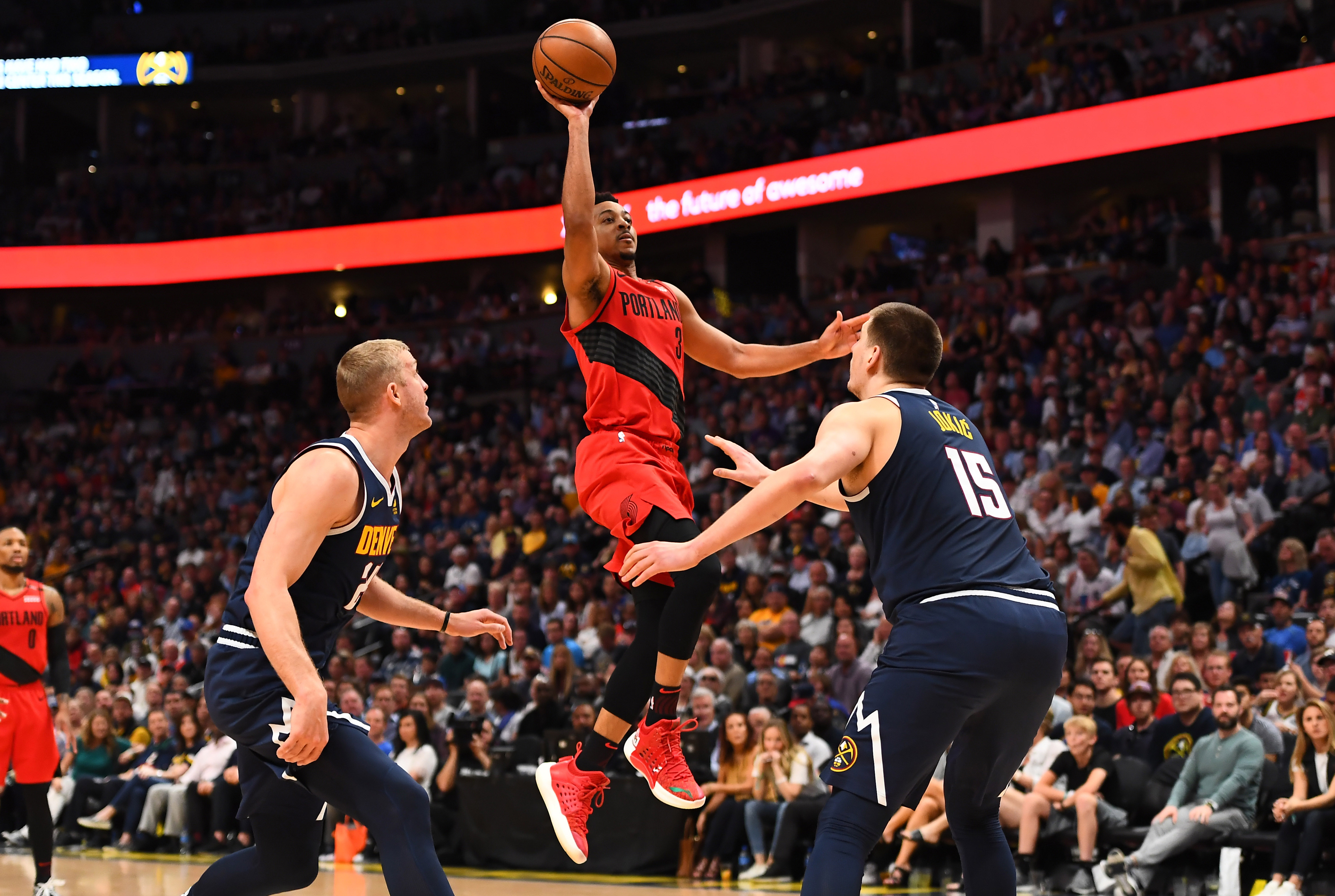 NBA季后赛期间波特兰开拓者队成功逆转击败丹佛掘金队