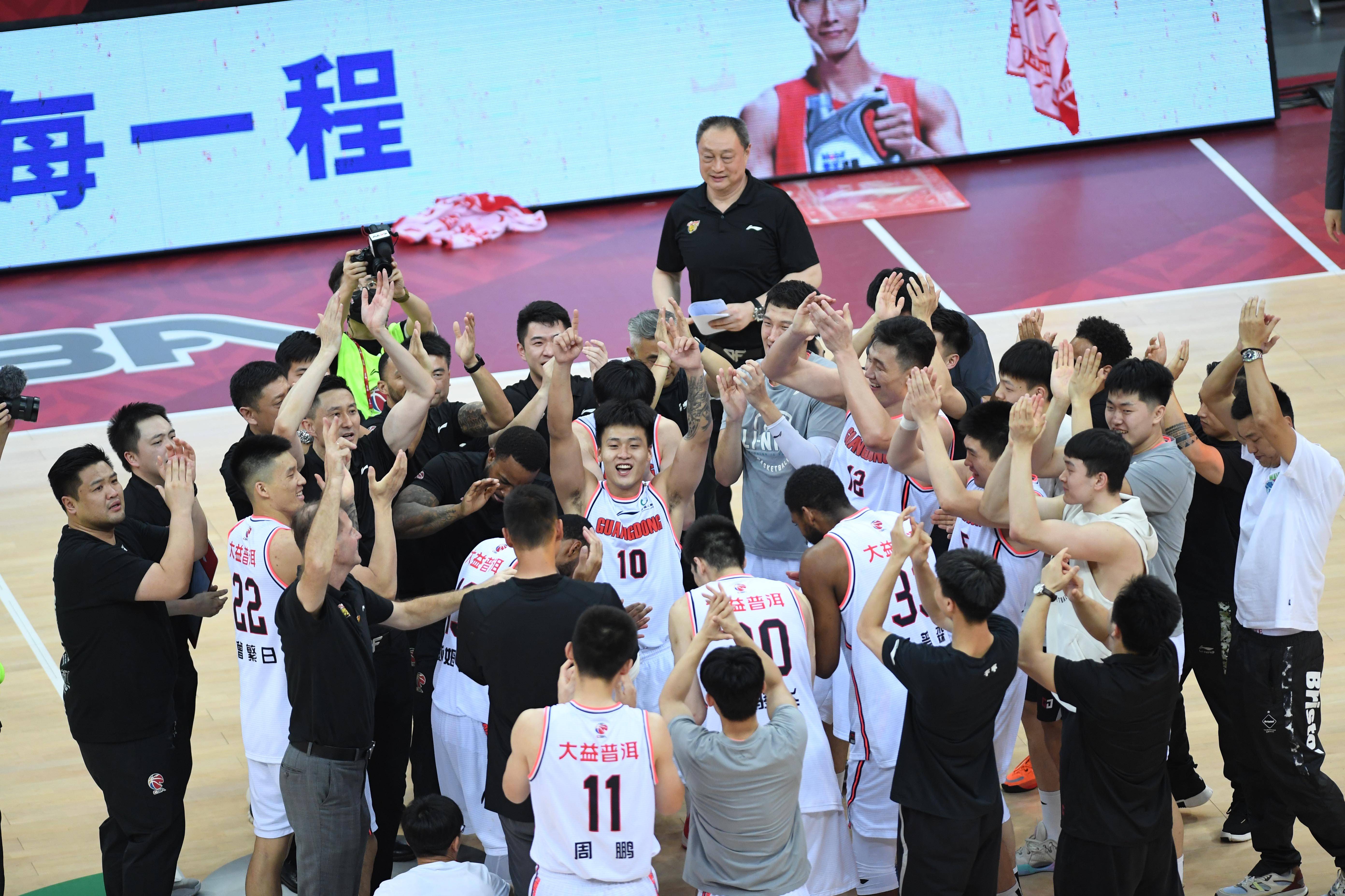 广东强队实力碾压对手夺冠