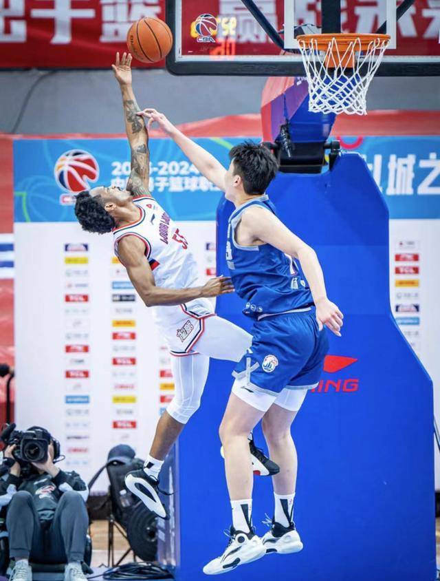 尼斯队防守扎实，逆袭战胜对手表现出色