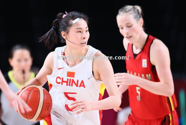 南宫娱乐-体育比赛中，女球员们努力拼搏，全力以赴