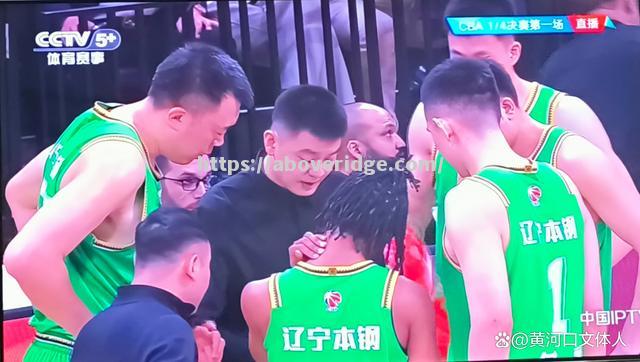 深圳队联手击败对手，夺得胜利
