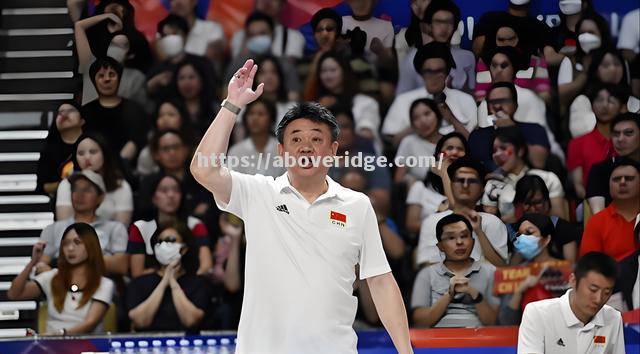 士麦高夫教练团队讨论对策备战下场比赛