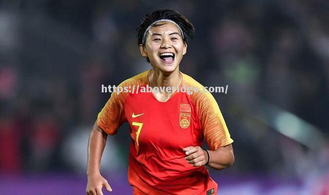 南宫娱乐-不畏困难：女子足球队员勇敢执着展现拼搏风采