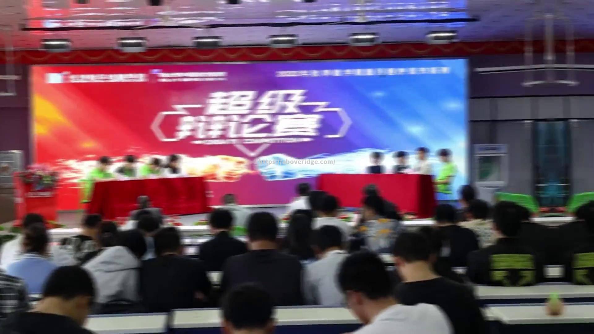 南宫娱乐-比赛进行得如火如荼，观众席气氛热络